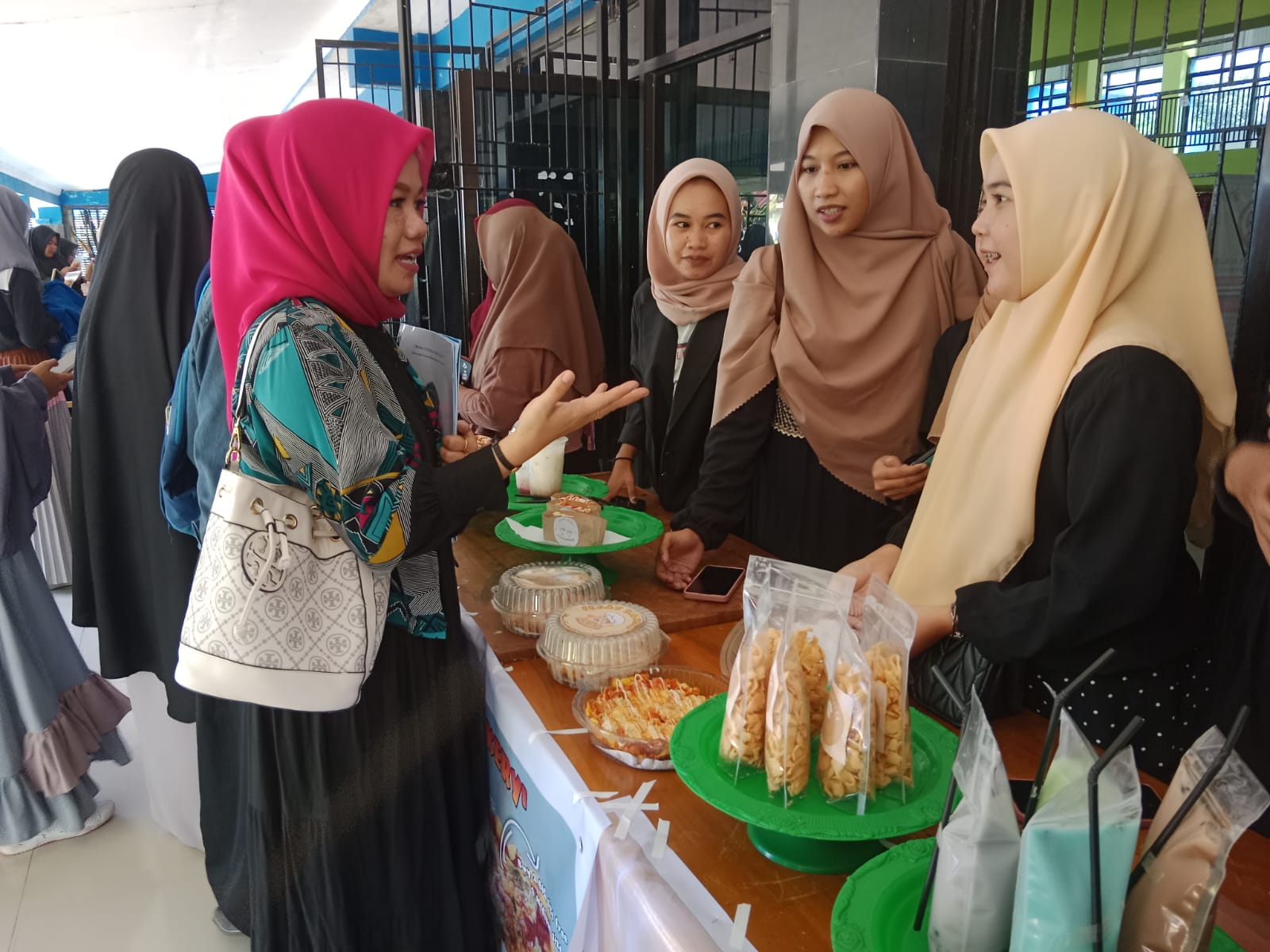 wujudkan-visi-sebagai-kampus-entrepreneur-mahasiswa-umb-inisiasi-mini-bazar-di-kampus.jpeg